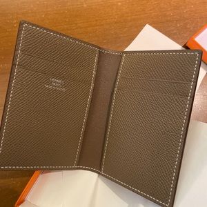 Pristine Hermes MC2 Card holder in Etoupe Epsom